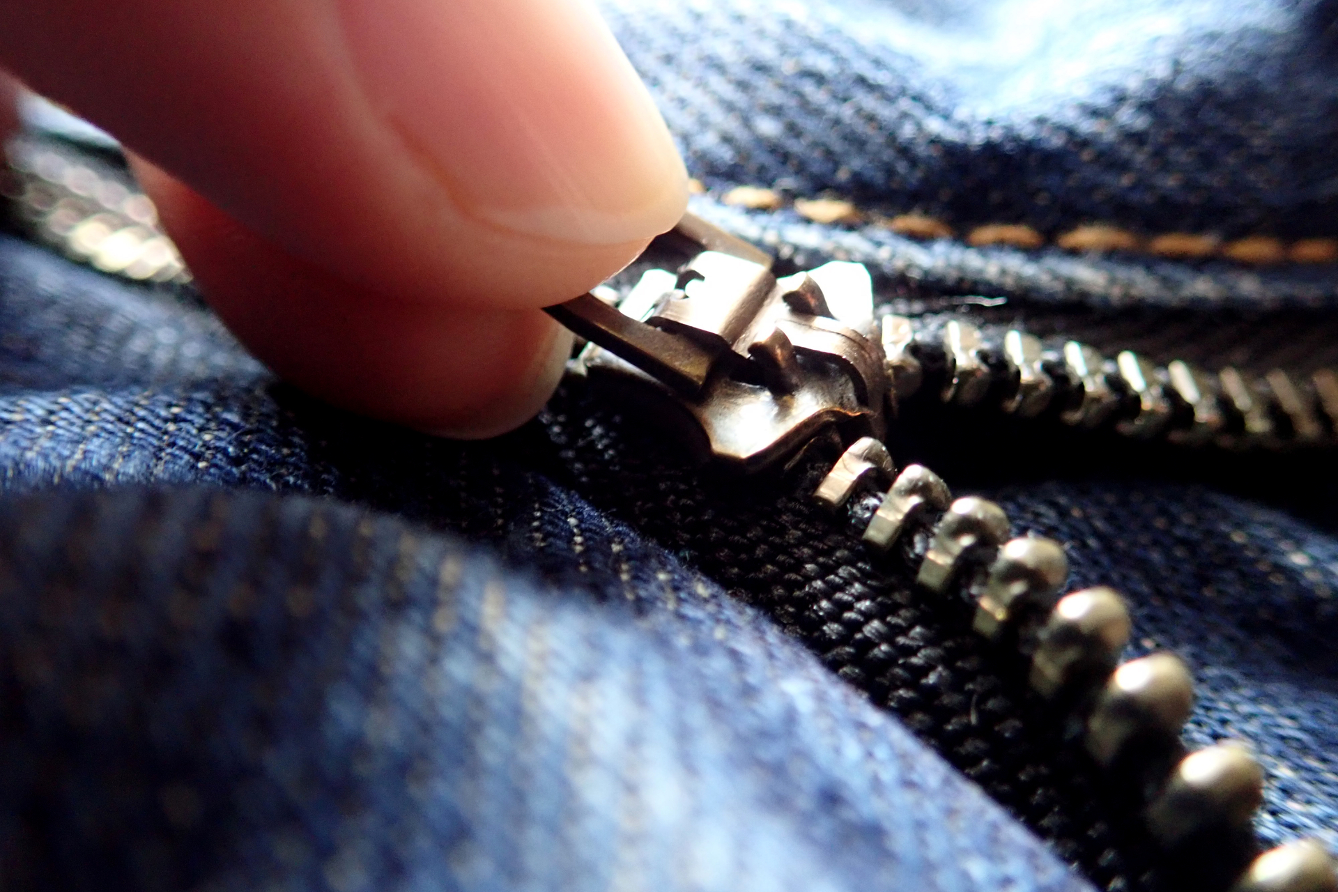 Alter Reissverschluss defekt – einfach neuen Reissverschluss einnähen