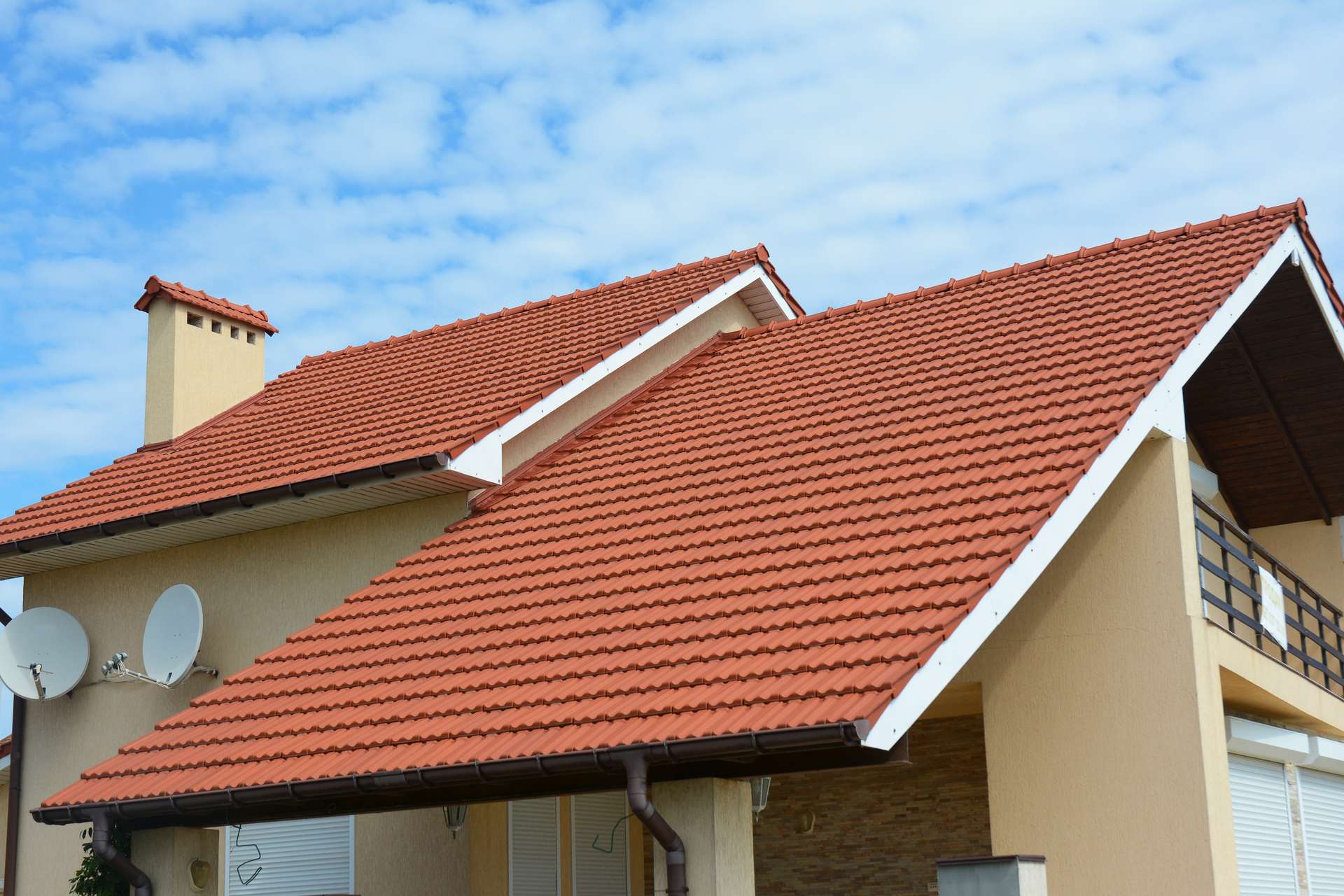 Dacheindeckung: Material im Überblick – Ziegel, Blech oder Schiefer?
