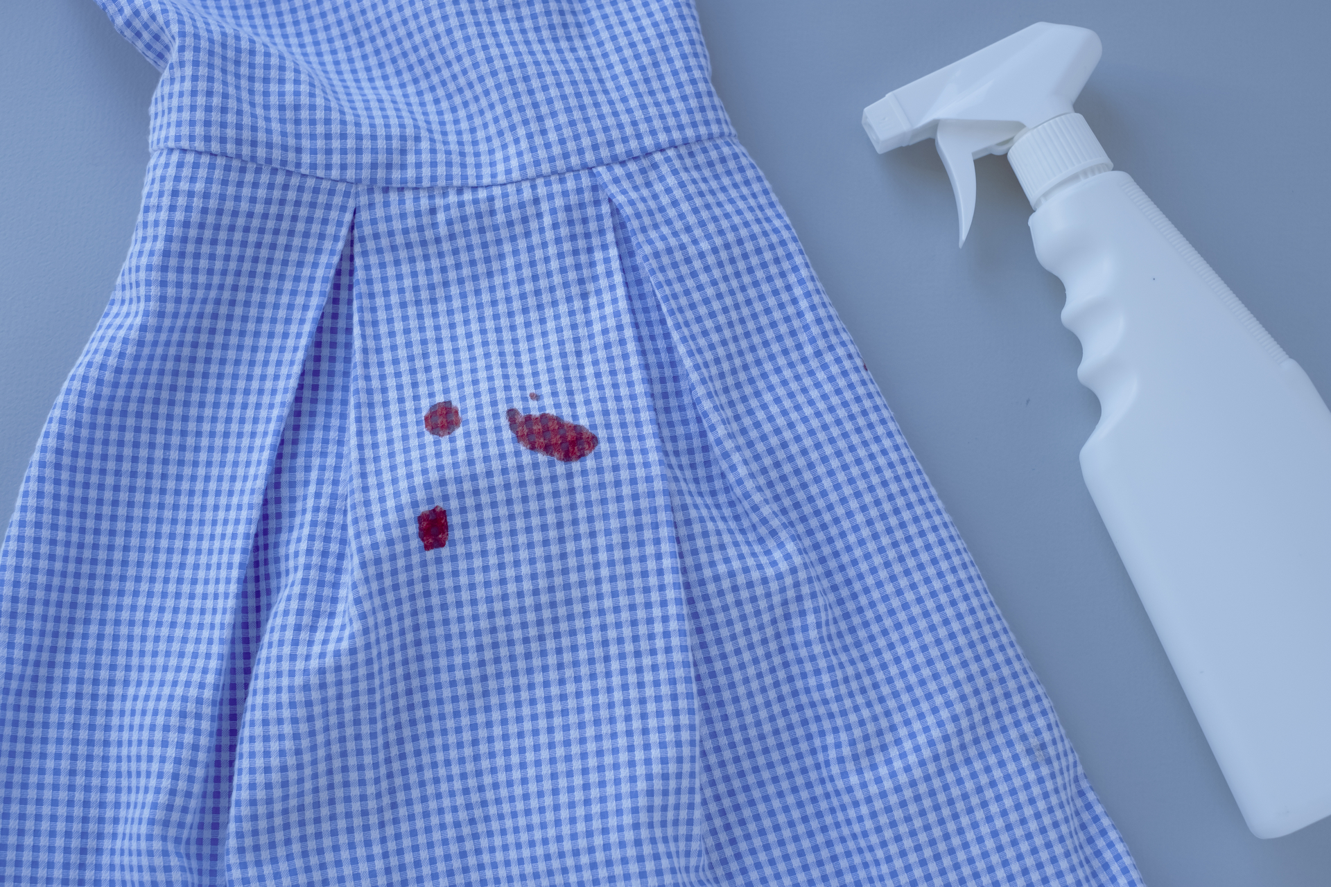 Sicher Blutflecken entfernen mit Hausmitteln oder Fleckentfernern