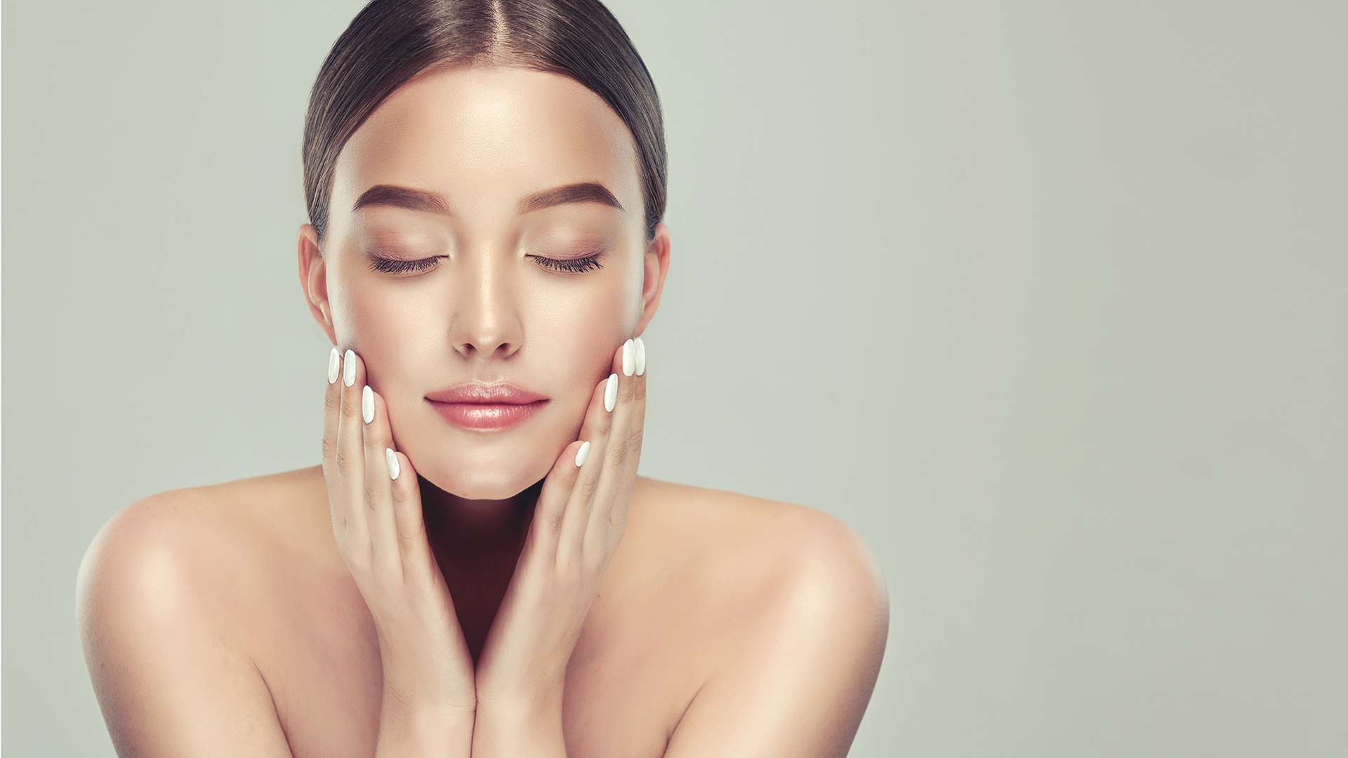 Gesichtsmassage DIY - Wer seinem Gesicht regelmässig eine Gesichtsmassage gönnt, kann Fältchen und Hautalterung vorbeugen. Ausserdem entspannt sich die Muskulatur - auch am ganzen Körper.