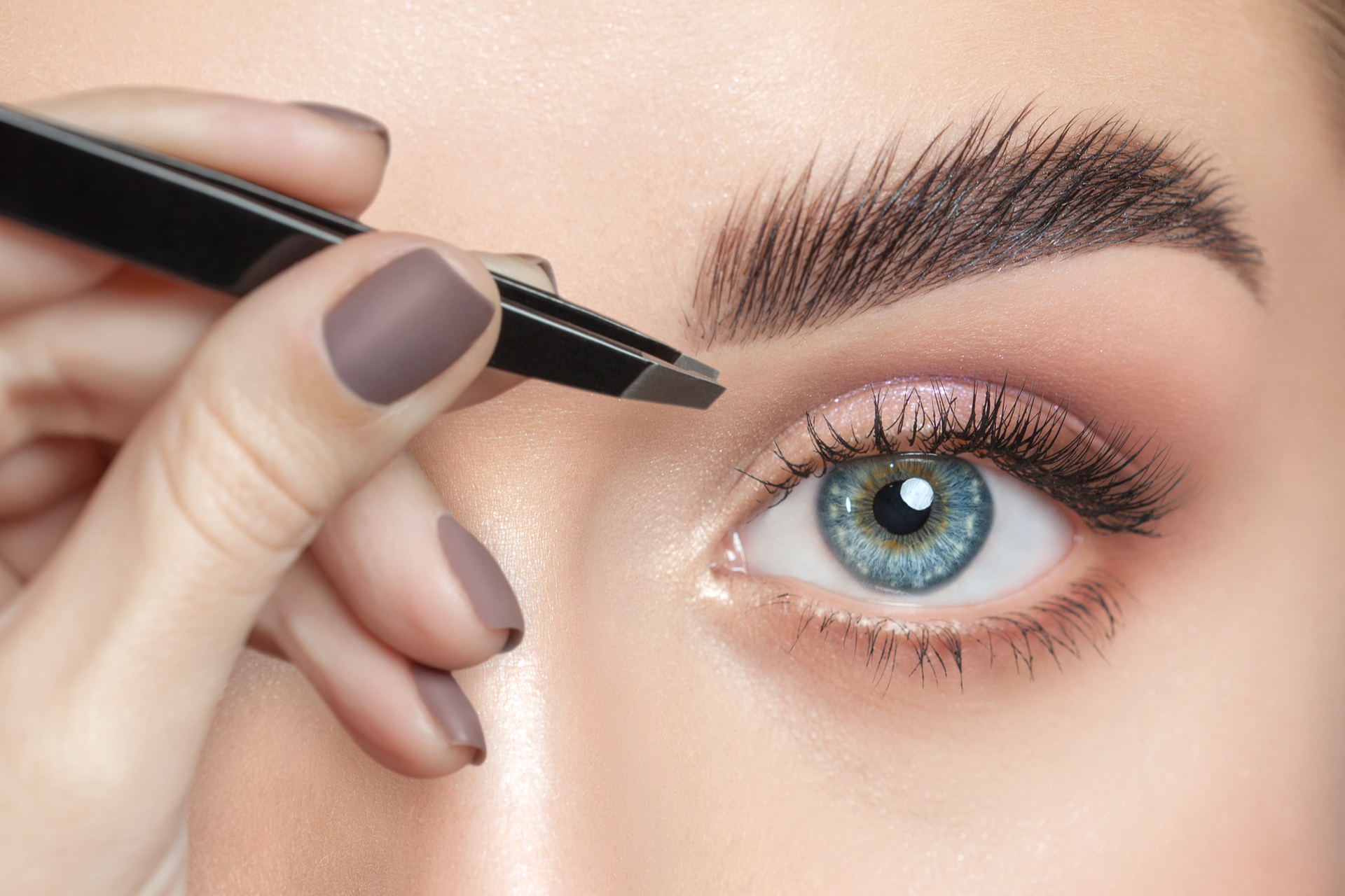 Augenbrauen schön in Form zupfen: Allein oder auf professionelle Weise