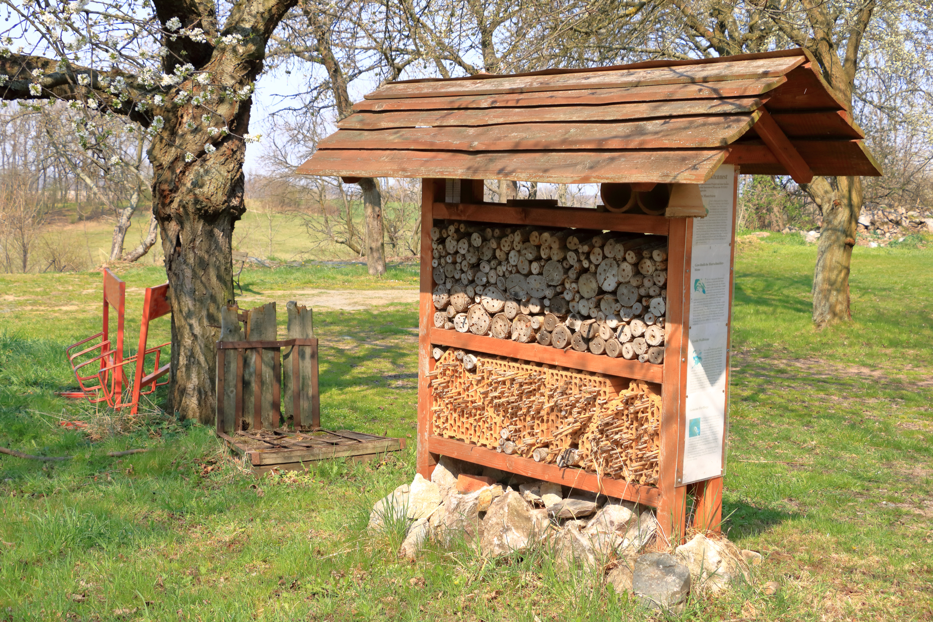 Ein artgerechtes Insektenhotel kaufen oder selber bauen
