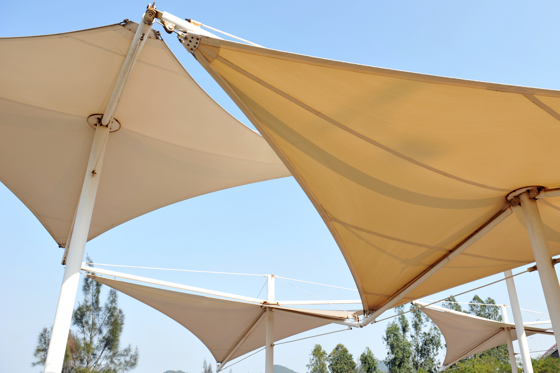 Mit dem elektrischen Sonnensegel gut durch den Sommer