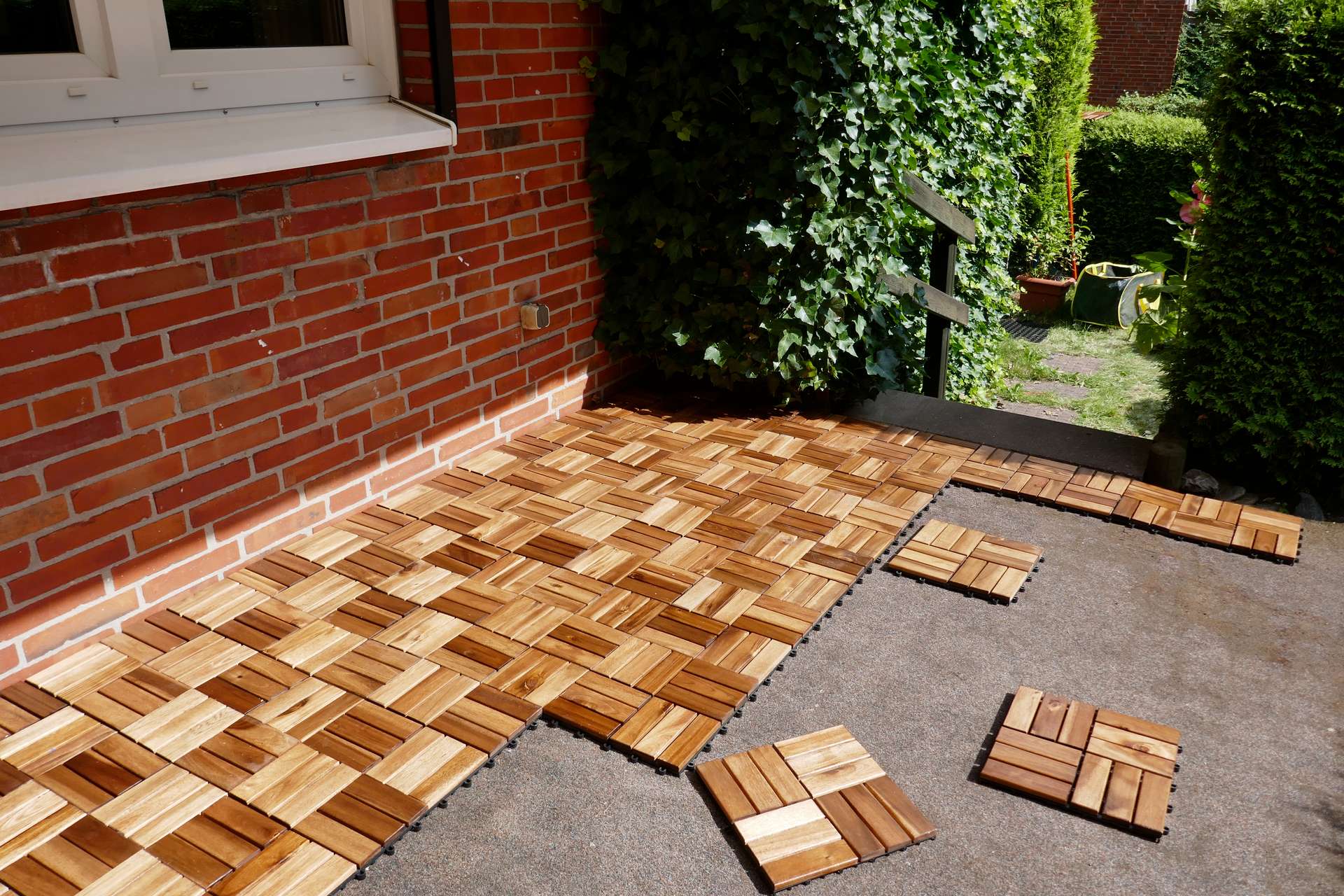 So verlegen Sie Terrassenplatten Holzoptik