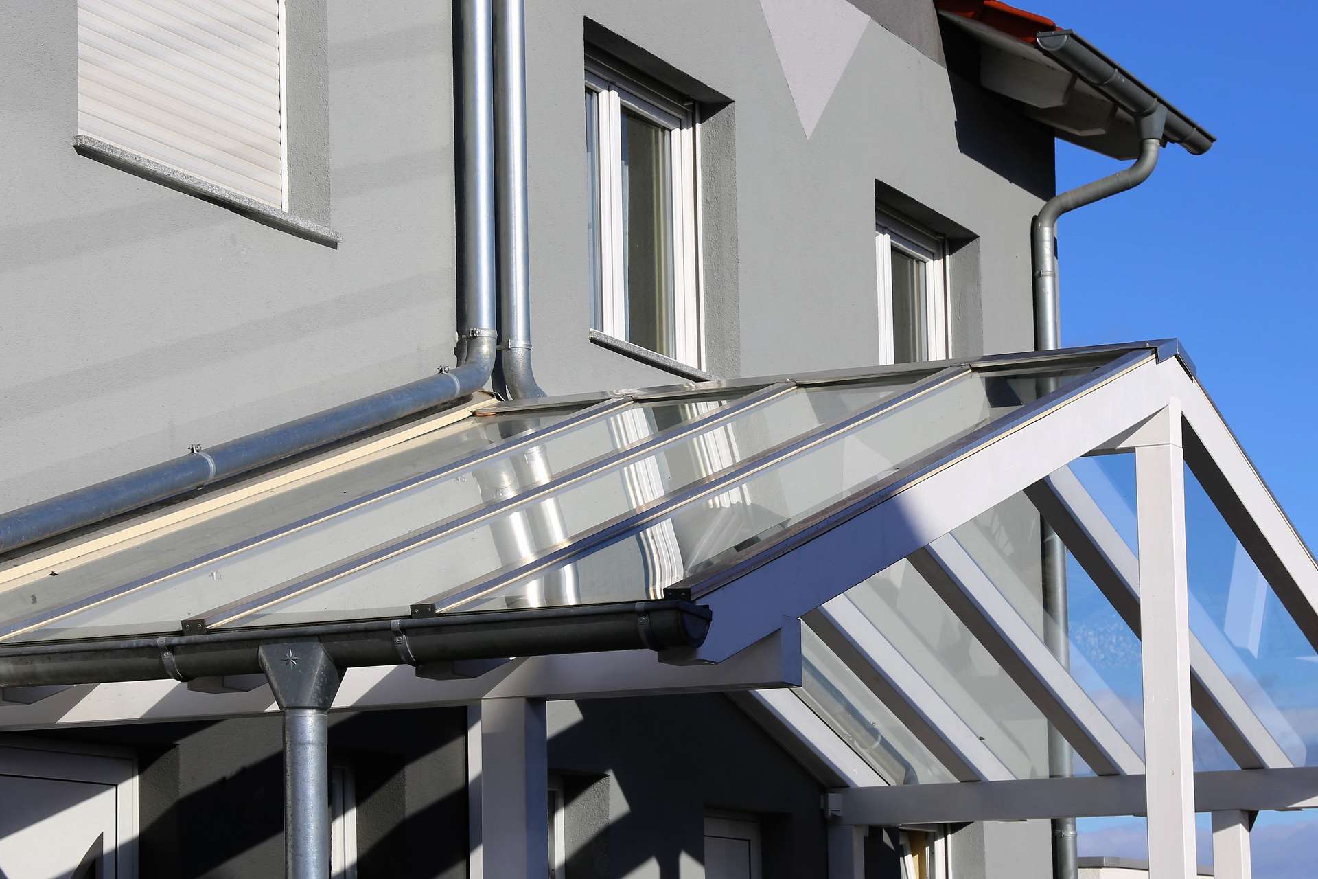 Vordach aus Glas: Ratgeber zu Montage und Preisen