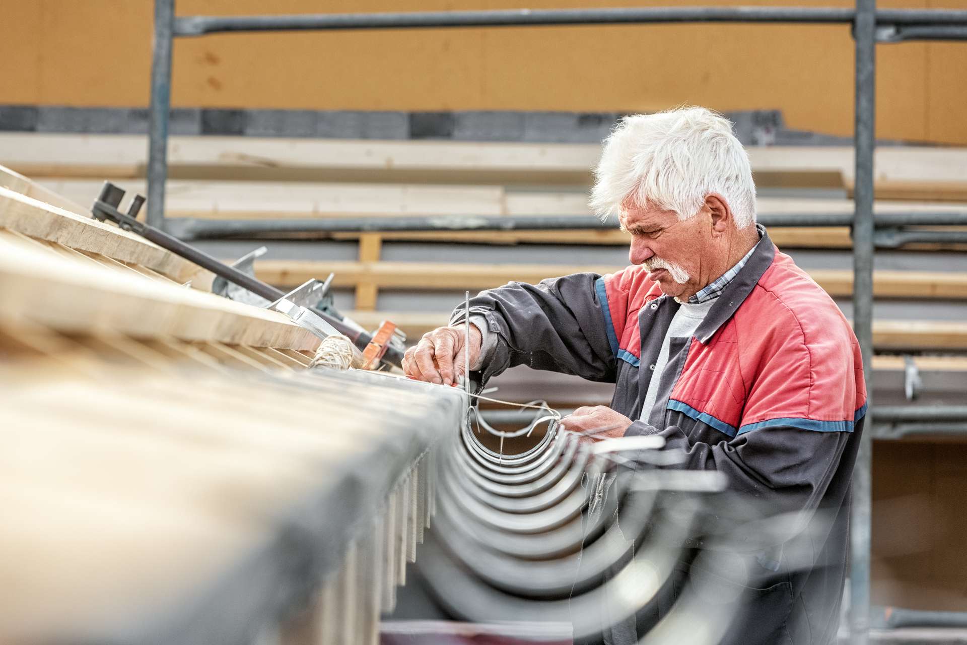 So montiert ein Spengler die neue Dachrinne