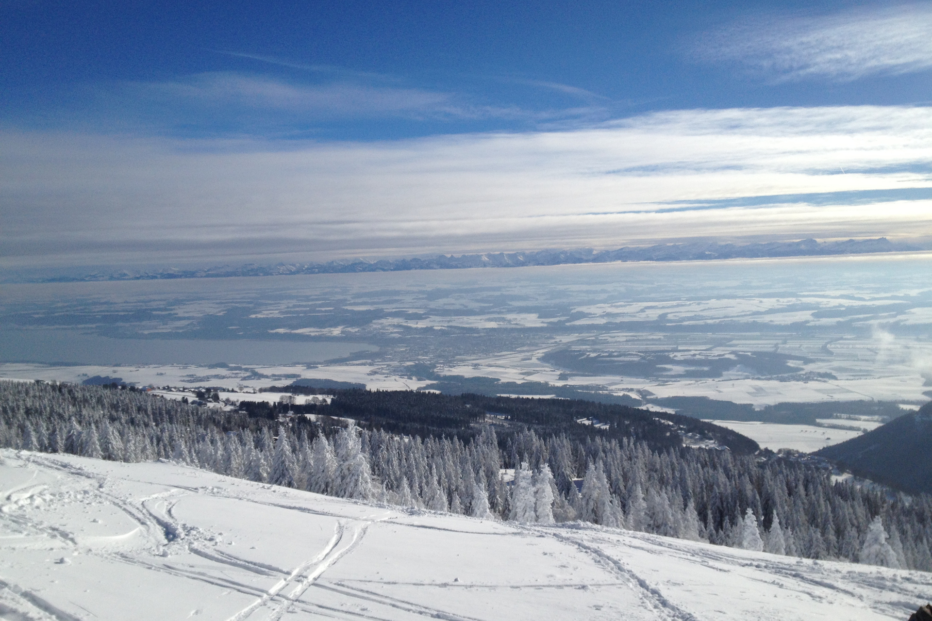 Erleben Sie die ganze Faszination der Schweizer Winterlandschaft beim Skifahren im Jura
