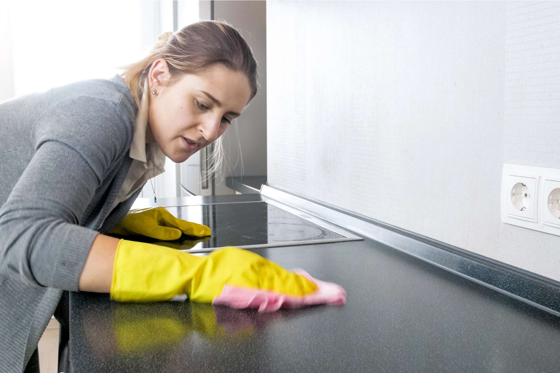 Die Küchenarbeitsplatte reparieren - Was tun bei Schäden & Flecken?