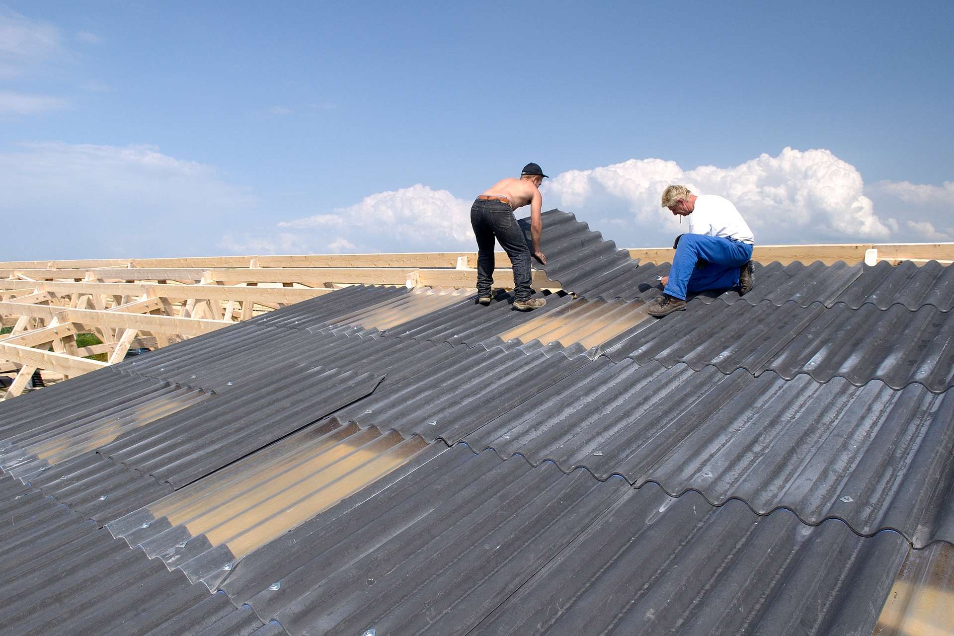 Eternit Dach: Faserzement fachgerecht verlegen und sanieren