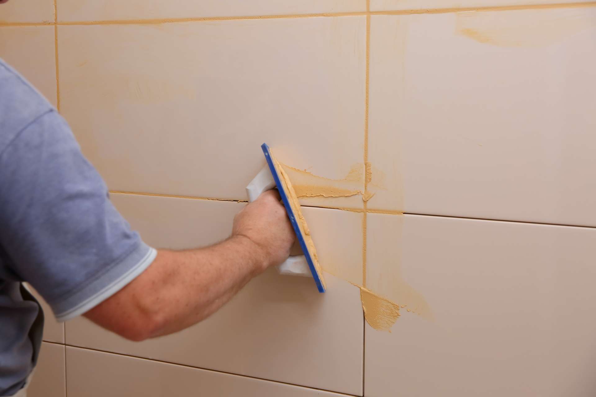 Fugen erneuern: Fliesenfugen selber ziehen