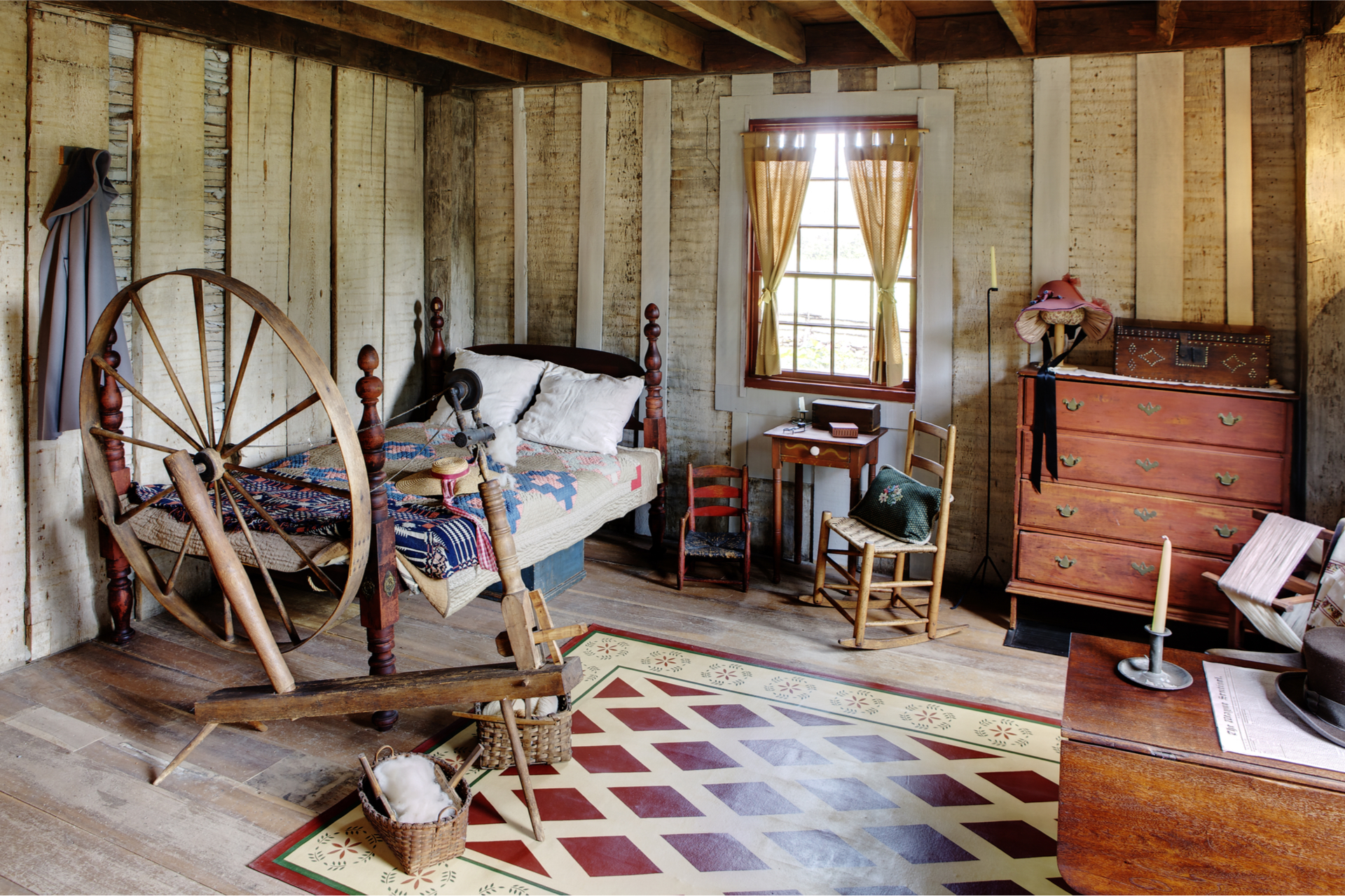 Hochwertige Kolonialmöbel