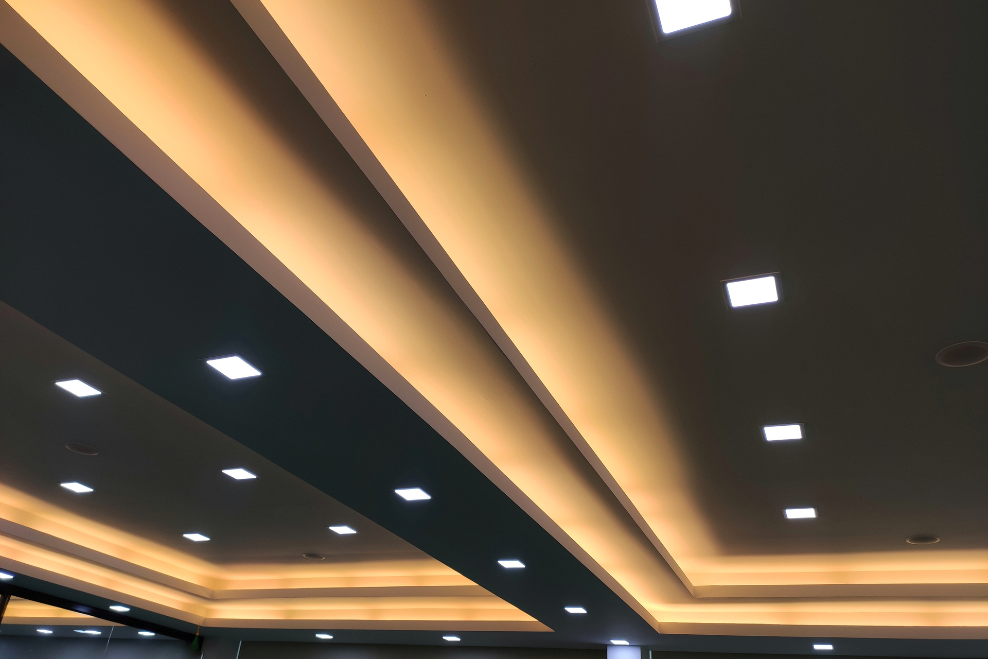 Die indirekte Beleuchtung Decke passend zur Wohnung