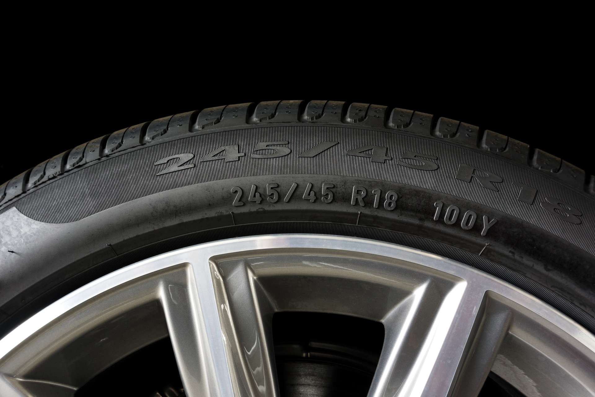 Reifenbezeichnung: Was bedeuten die Zeichen & Buchstaben?