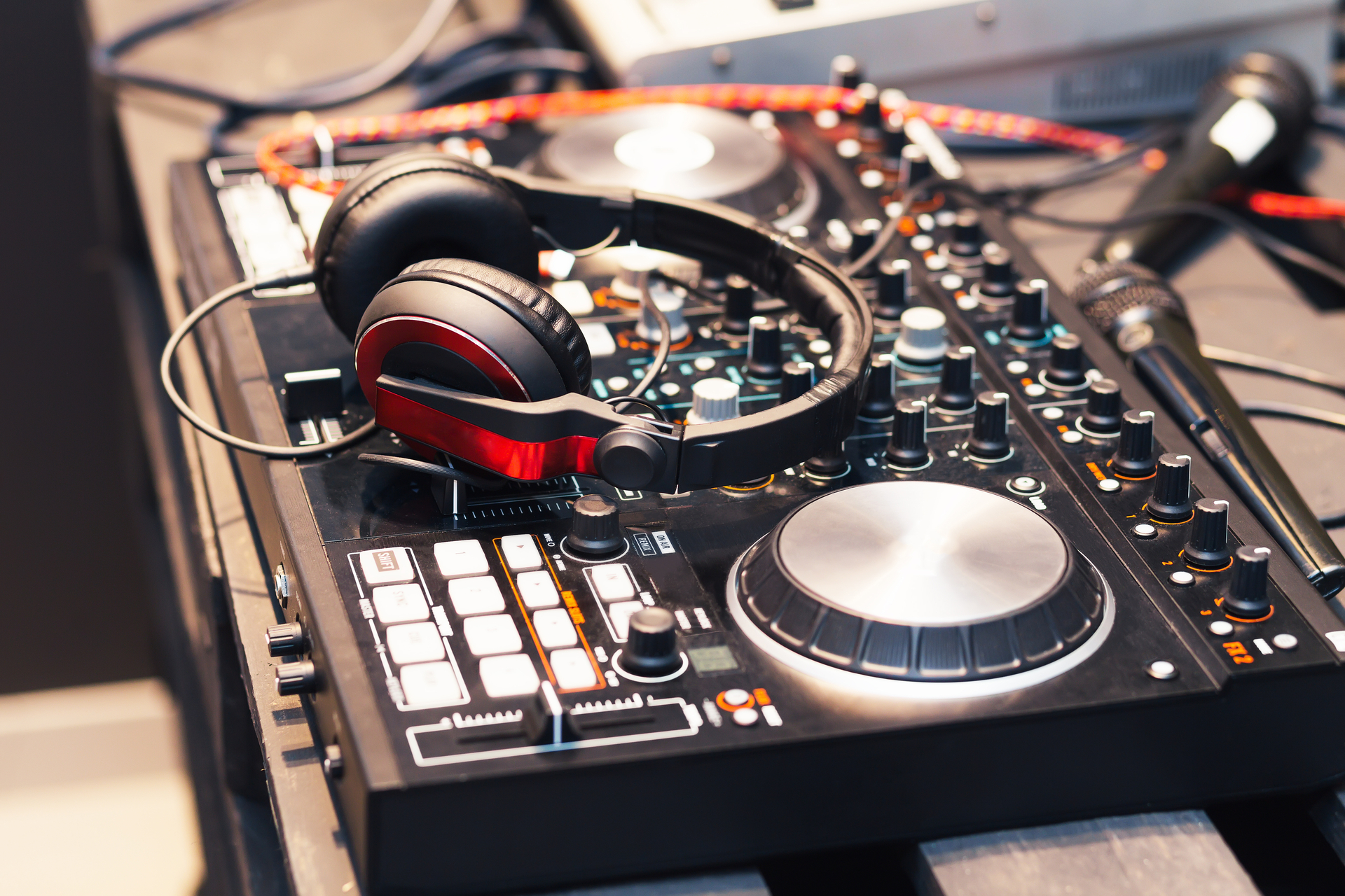 Ratgeber und Tipps zum notwendigen DJ Equipment