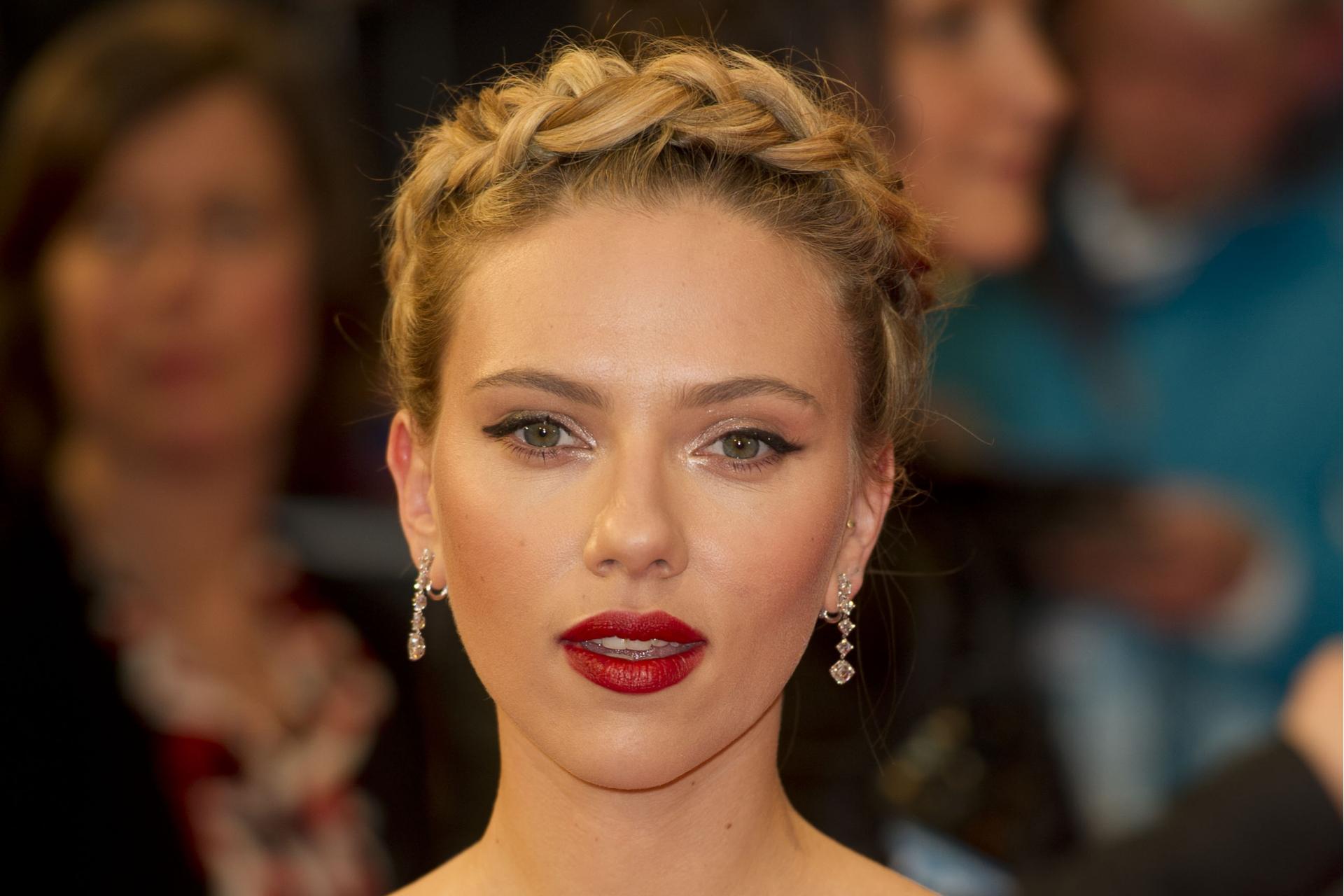 hochsteckfrisuren (4) - Hochsteckfrisuren und Flechtfrisuren sind auch auf dem roten Teppich beliebt. Hier Scarlett Johannson mit geflochtenen Haaren.