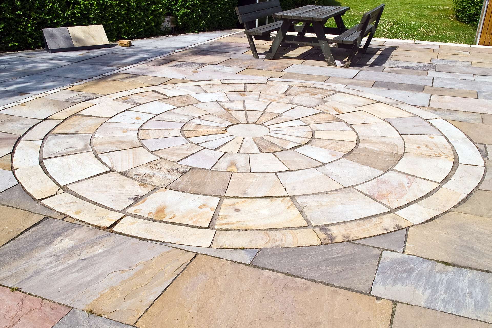 So verlegen Sie Terrassenplatten