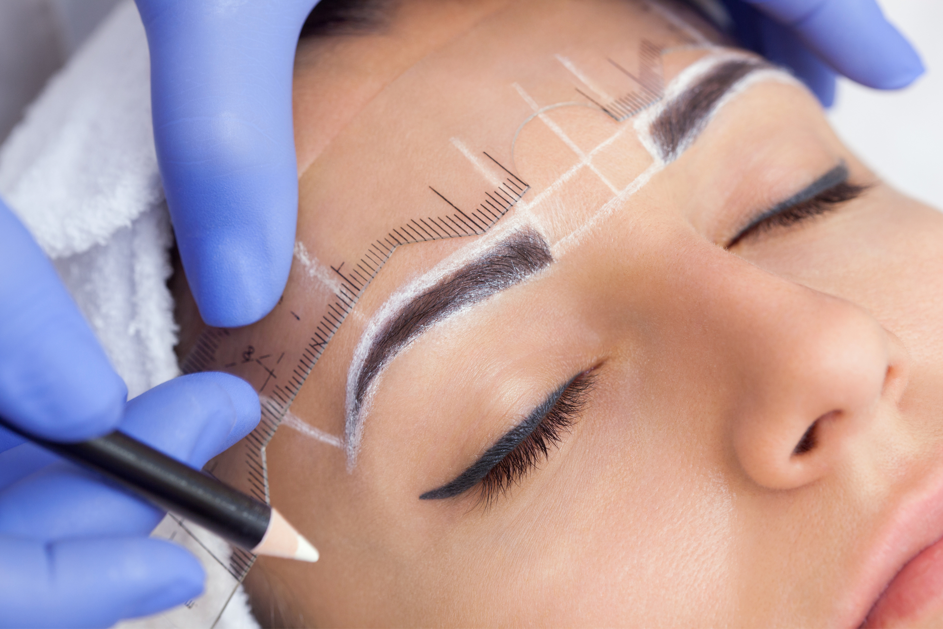 Microblading für Augenbrauen für ein schönes Aussehen